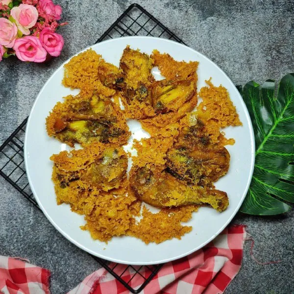 Sajikan ayam kremes diatas piring saji.