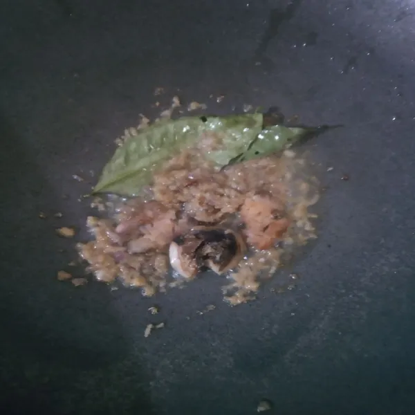 Panaskan minyak goreng, tumis bumbu halus, daun salam, dan lengkuas sampai matang.