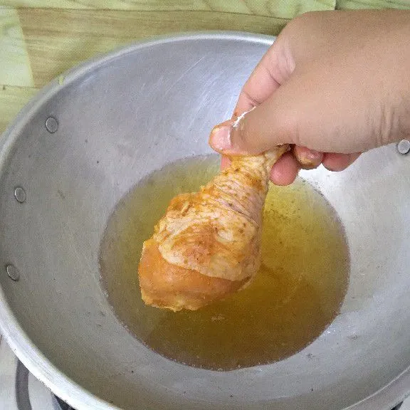 Panaskan minyak goreng. Masukkan paha ayam dan goreng hingga semua sisi matang lalu angkat dan sajikan.