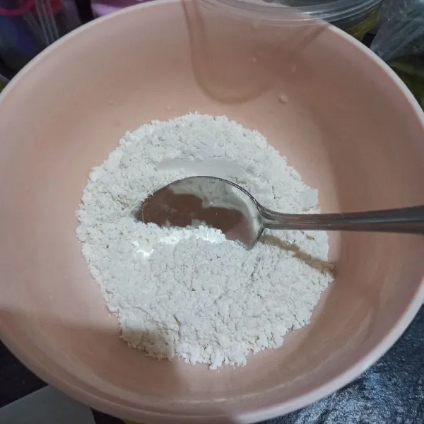 Campur tepung dengan vanili bubuk.