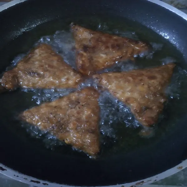 Panaskan minyak goreng, masukkan tempe bacem dalam minyak panas api sedang. Goreng sebentar saja, sampai kecoklatan. Angkat, tiriskan.