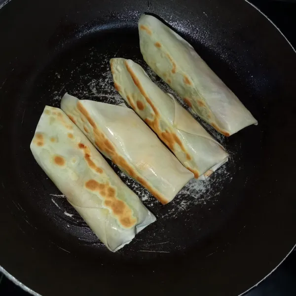 Olesi teflon dengan margarin lalu nyalakan kompor, olesi juga kulitnya dengan margarin, panggang dengan api kecil sambil dibolak-balik supaya kulit matang merata.