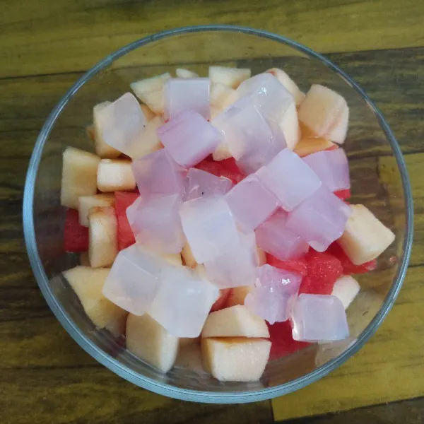 Setelah itu tambahan nata de coco.