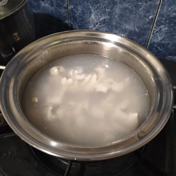 Setelah mendidih, masukkan daging ayam. Masak sampai empuk.