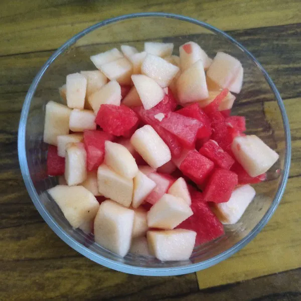 Masukkan nanas, semangka dan apel ke dalam wadah.