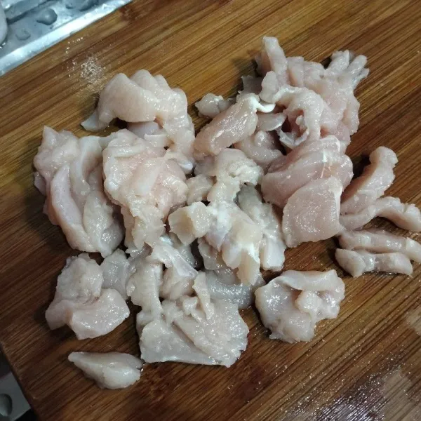 Lumuri dada ayam dengan jeruk nipis. Biarkan sejenak sampai hilang amisnya. Kemudian bilas dengan air bersih.