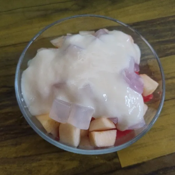 Masukkan campuran mayonnaise dan kental manis lalu aduk hingga tercampur rata.