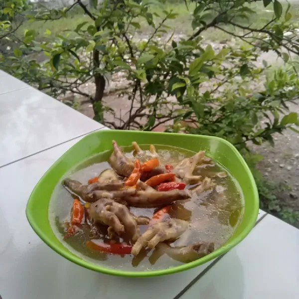 Ceker kuah pedas rawit siap dinikmati selagi hangat.