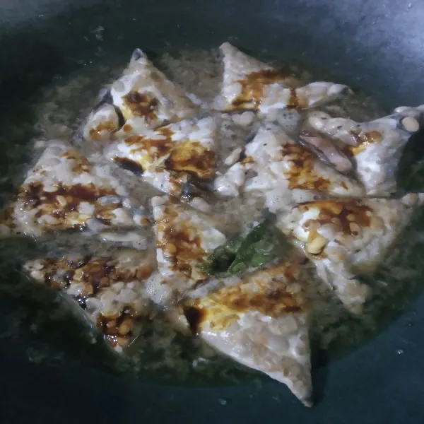 Beri gula merah, garam, kaldu bubuk, dan kecap manis. Aduk rata. Masak dengan api kecil dan di tutup.