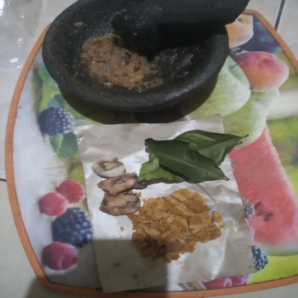 Siapkan bumbu halus, gula merah, daun salam, dan lengkuas.