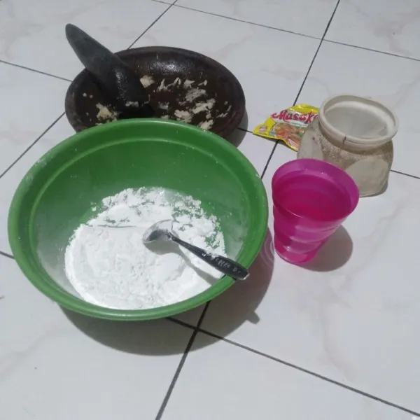 Campurkan 5 sdm tepung tapioka, garam, penyedap rasa dan bawang putih yang sudah dihaluskan, aduk hingga rata lalu tambahkan air, aduk kembali