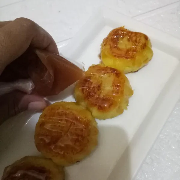 Tata di wadah, dan berikan saus karamel. Siap disajikan.