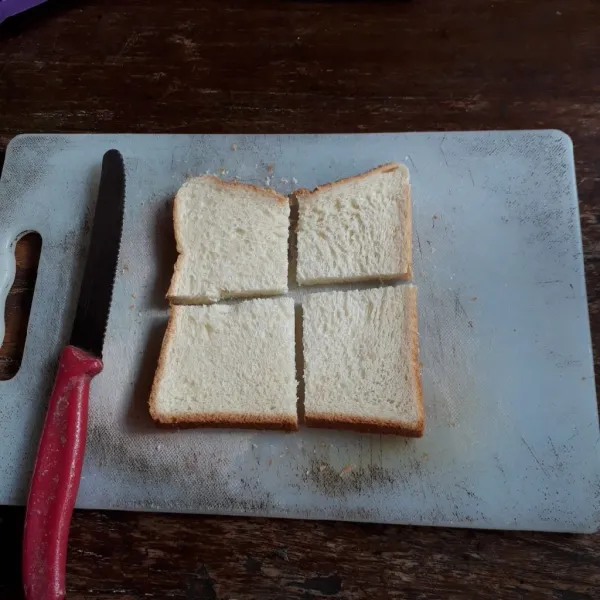Potong-potong roti tawar menjadi 4 bagian.