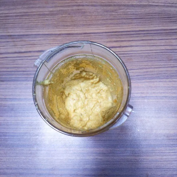 Haluskan bumbu menggunakan blender.
