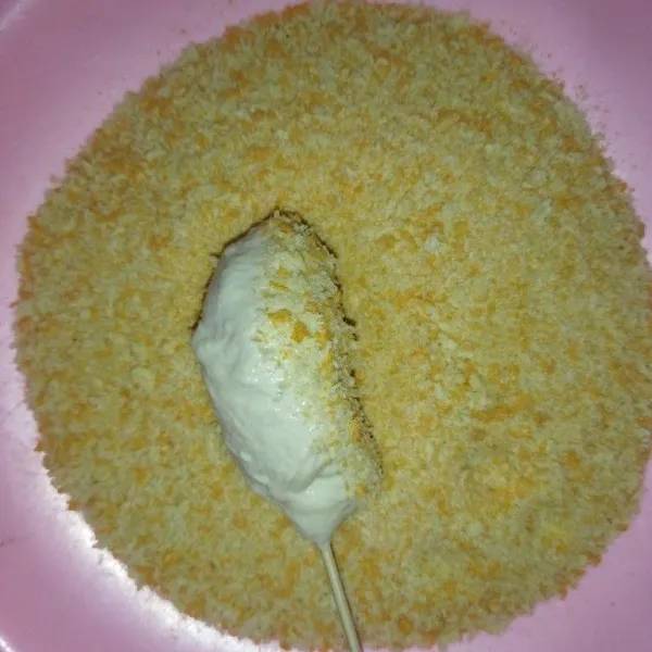 Kemudian balur dengan tepung roti.