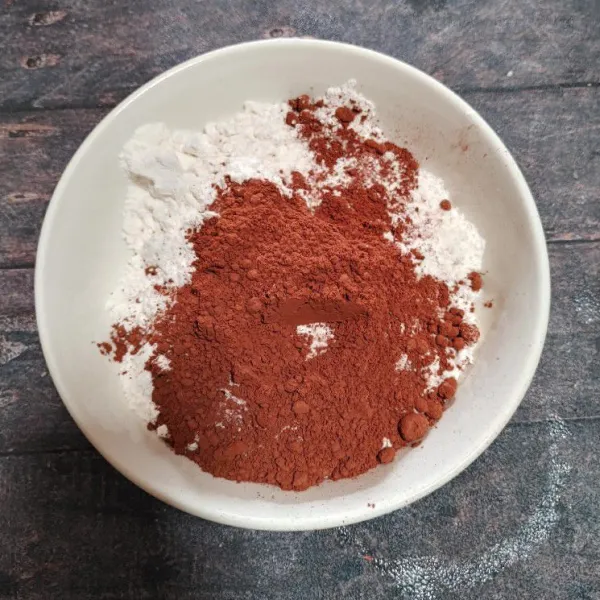 Campur dan ayak jadi satu tepung terigu, cokelat bubuk, garam dan baking powder.