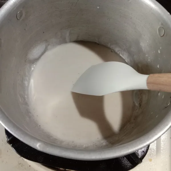 Larutkan 3 sendok makan tepung tapioka dengan 400 ml air, masukkan kaldu bubuk, garam, dan merica. Aduk rata.