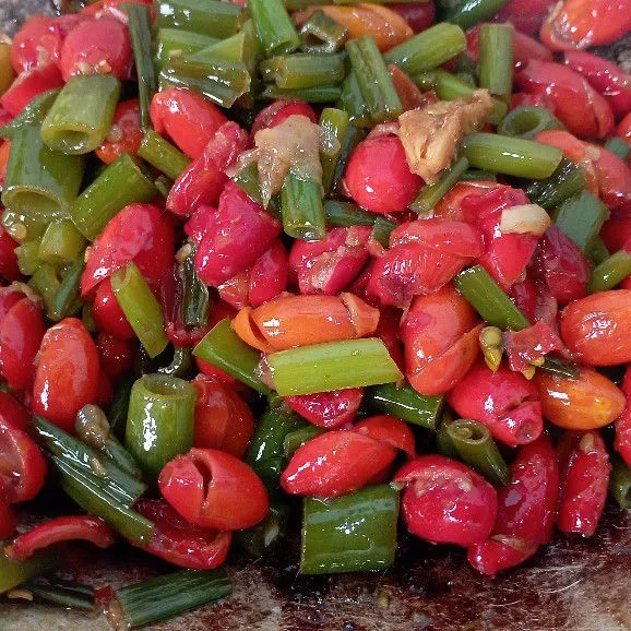 Koreksi rasa. Penambahan bumbu garam gula disesuaikan dengan selera masing masing. Matang, angkat, sajikan.