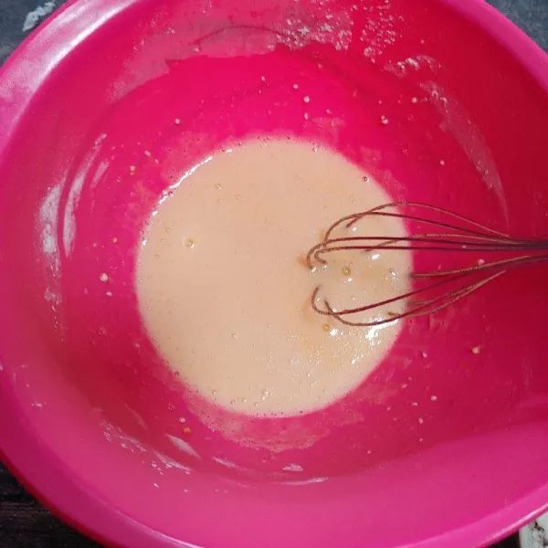 Lalu aduk sampai gula larut, menggunakan whisk.