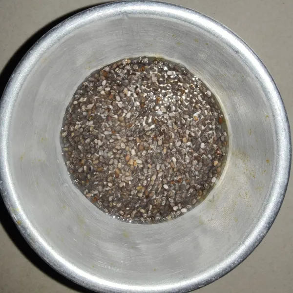 Rendam chia seed dengan air hangat, biarkan mengembang.