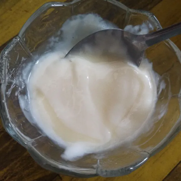 Campur mayonnaise dan kental manis, aduk rata dan sisihkan terlebih dahulu.