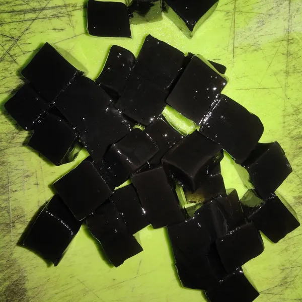 Potong-potong cincau hitam.