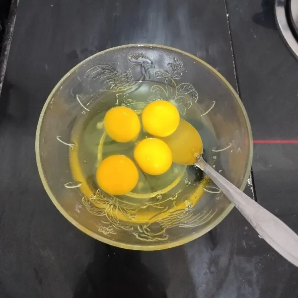 Pecahkan telur di dalam mangkuk, lalu kocok lepas.