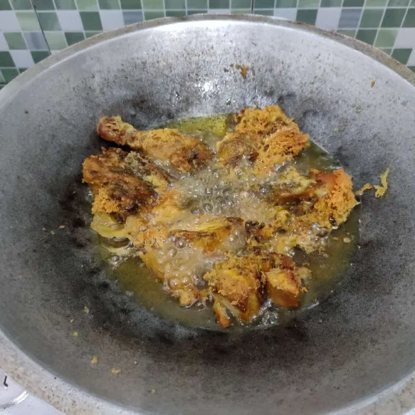 Jika sudah garing segera angkat dan tiriskan.