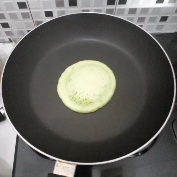 Tuang adonan ke dalam teflon hingga berongga kemudian angkat.