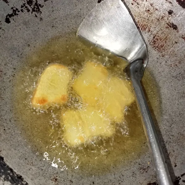 Goreng terlebih dahulu nugget hingga kuning keemasan, angkat dan tiriskan.