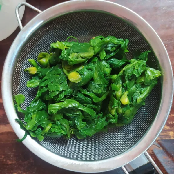Blanching sayur genjer sebentar saja, tambahkan garam. Tiriskan.