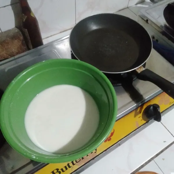 Panaskan teflon, lalu tuang adonan biang, masak dan aduk terus hingga matang atau warnanya menjadi bening, jika sudah matikan kompornya
