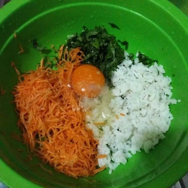 Campurkan semua bahan dalam wadah.