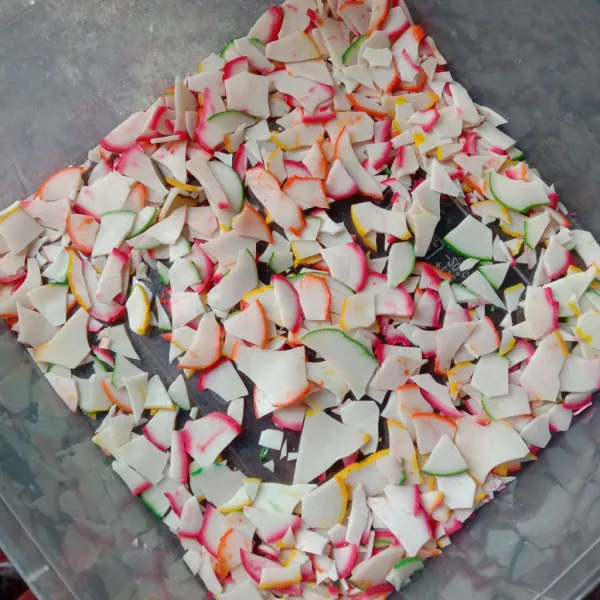 Haluskan 100 gram kerupuk bawang warna-warni.