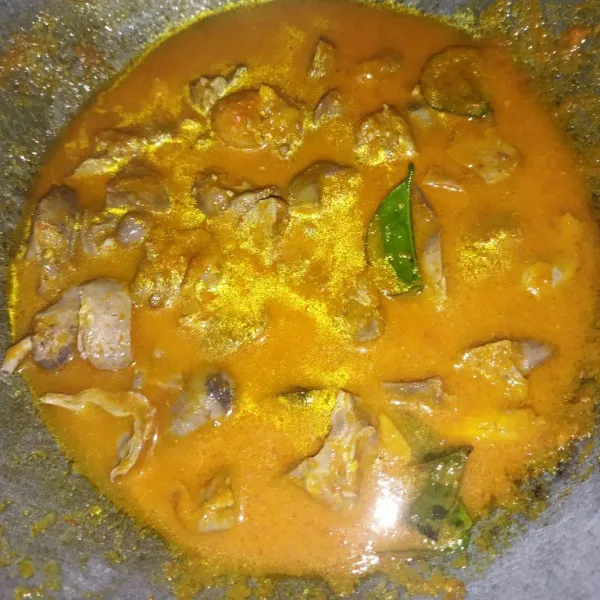 Masukkan ati ampela dan air, aduk rata, jika sudah mendidih beri garam dan gula pasir, aduk rata.