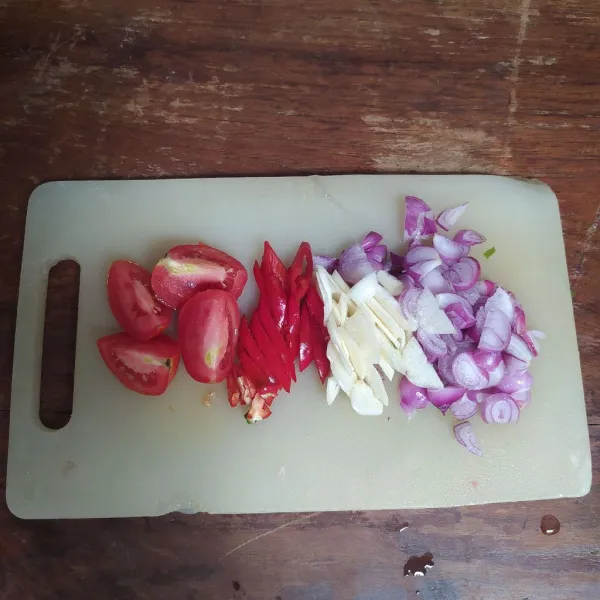 Siapkan irisan bawang merah, bawang putih tomat merah dan cabe merah.