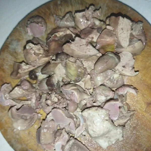 Potong-potong ati ampela yang sudah direbus.