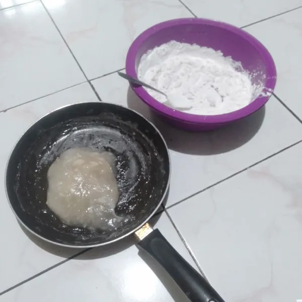 Tuang adonan biang ke dalam adonan kering, potong-potong biang sesuai selera lalu lumuri dengan tepung kering, jangan dicampur dan ditekan hingga kalis adonan biang dan adonan keringnya, cukup di lumuri hingga merata saja