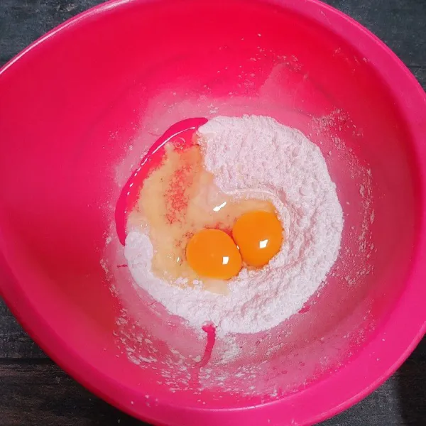 Siapkan gula dan telur dalam wadah.