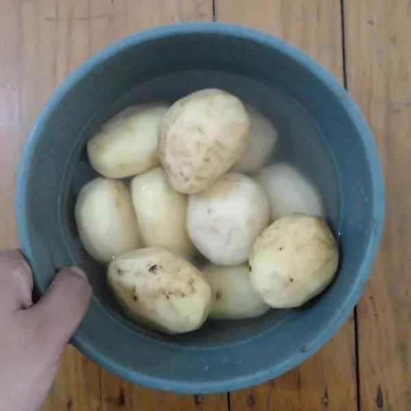 Bersihkan dan potong kentang sesuai bentuk yang diinginkan.