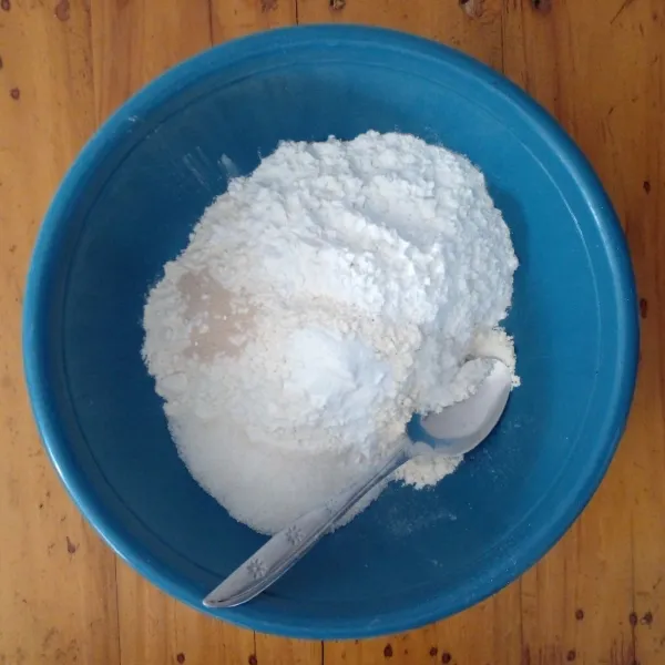Bikin adonan dari tepung terigu dan tepung beras.
