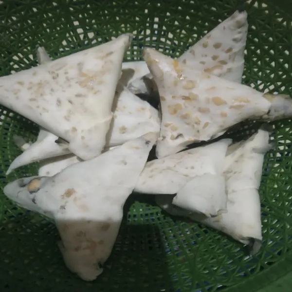 Buka bungkus tempe dan sisihkan.