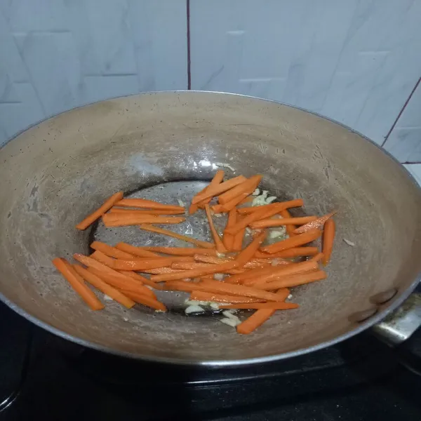 Lalu masukkan wortel masak hingga wortel layu.