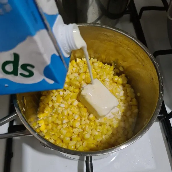 Tambahkan butter dan susu cair.