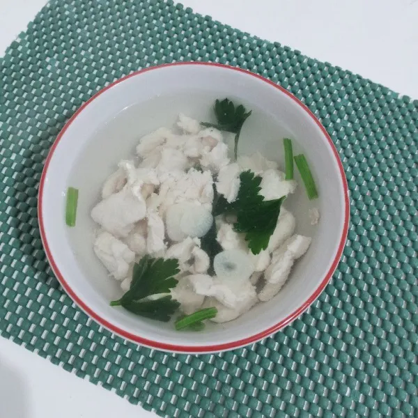 Sajikan panas-panas. Kuah bisa diseruput. Karena tidak asin bahkan cenderung manis yang didapat dari daging ayam. Selamat mencoba.