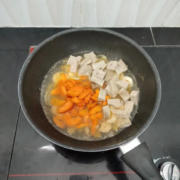 Setelah itu masukkan wortel, bakso sapi, merica bubuk, kaldu bubuk dan garam. Aduk rata dan masak hingga mendidih kembali.