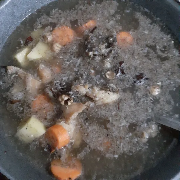 Tuangkan air mineral, tambahkan kentang, wortel, dan daging ayam goreng. Masak hingga mendidih hingga wortel dan kentang empuk. Tambahkan kecap ikan, penyedap, dan garam halus, aduk rata.