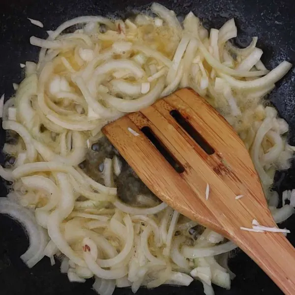 Panaskan margarin, tumis bawang putih dan bawang bombai hingga layu.