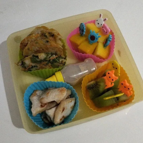 Tata dalam box makan si kecil dan siap dibawa ke sekolah.