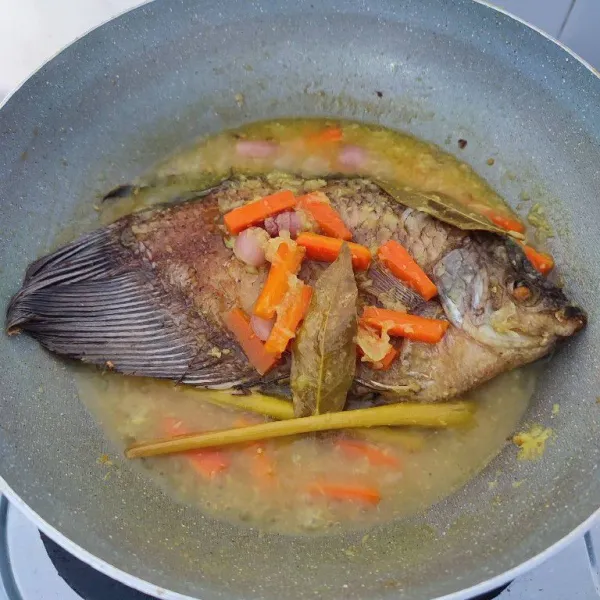 Setelah rasa pas, masukkan ikan gurame, masak sampai bumbu meresap.